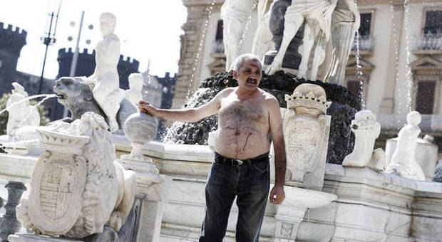 Napoli, senza stipendio si taglia con una lama in piazza Municipio| Foto