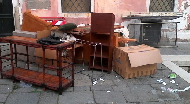 I rifiuti abbandonati a Venezia