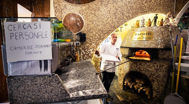 Sos turismo a Napoli, mancano oltre 6mila lavoratori: «Un piano per scovarli»