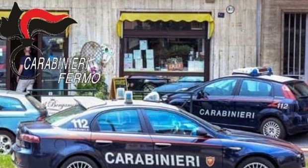 Picchia e insulta i carabinieri dopo un controllo nel bar a Pedaso invitandoli ad "andare a lavorare": denuncia e Daspo urbano