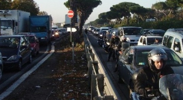 Roma, cartellone pericolante, Colombo in tilt: migliaia in coda