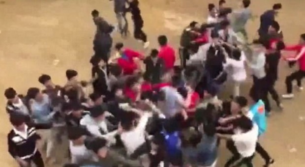 Cina, litigano durante partita di basket: maxi rissa con 50 studenti davanti a scuola
