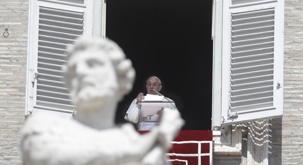 Papa Francesco chiede fraternità tra la gente: unico antidoto per sconfiggere criminalità e corruzione
