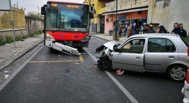 Trasporti a Napoli, falsi incidenti con i bus: ecco l’elenco di tutti i furbetti
