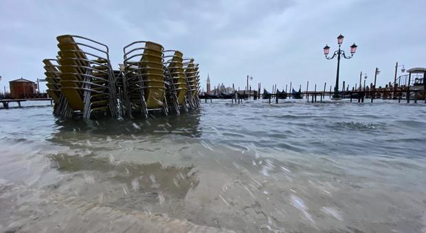 Acqua alta, Venezia trema ancora: il picco si ferma a 130 cm