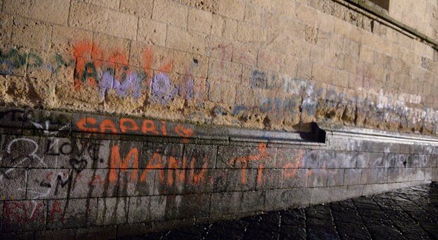 Napoli, 34enne bloccata mentre imbratta i muri di Santa Chiara