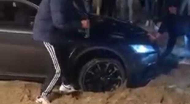 INSABBIATA L’Audi TT del 23enne trevigiano bloccata sulla spiaggia di fronte a Piazza Mazzini: è stata recuperata dal carro-attrezzi