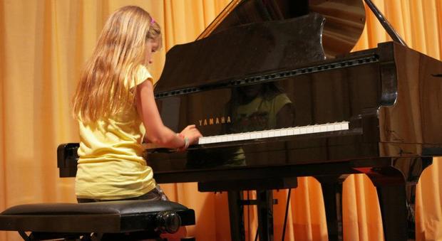 Una bambina al pianoforte