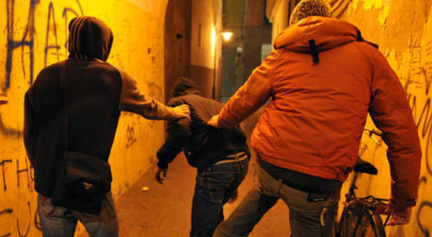 Botte a due studenti per rapinarli di tre euro: maxistangata per i bulli