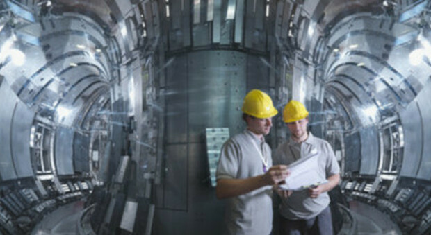 Ingegneri al lavoro in un reattore per la fusione nucleare