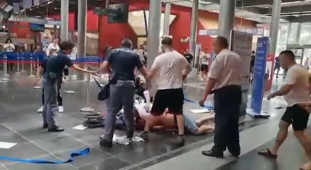 Perugia, maxi rissa tra albanesi all'aeroporto: otto arrestati
