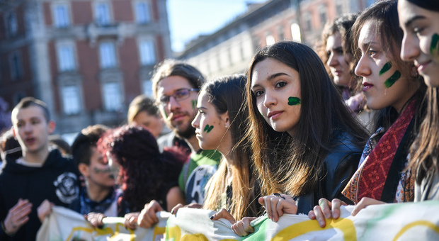 Friday for future, migliaia di giovani in piazza da Milano a Bari: «Ci siamo rotti i polmoni»