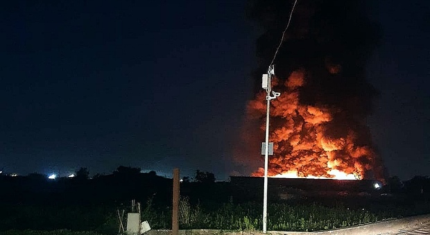 Maxi-incendio nel deposito rifiuti, case evacuate nel Napoletano