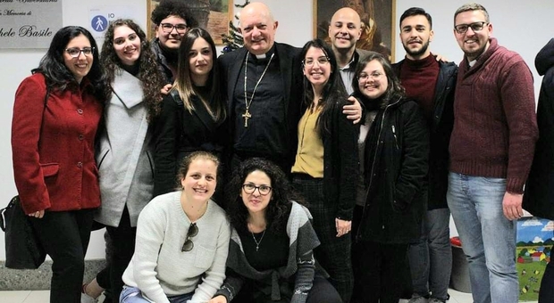 Monsignor Andrea Bellandi con Don Enzo Serpe e i giovani studenti della cappella universitaria. Foto d'archivio, precedente edizione ante Covid
