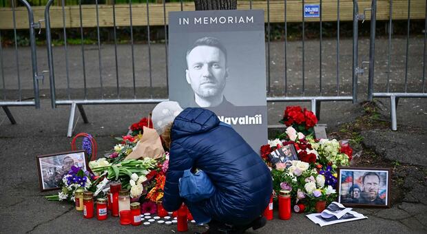 Lividi sul corpo e la visita degli 007 russi Il doppio giallo sulla morte di Navalny