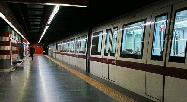 La metro e la Roma-Lido sempre peggio: incubo guasti e ritardi, giorni neri per i pendolari