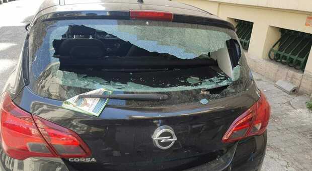 Napoli, un residente di Santa Lucia: «Auto danneggiata tre volte perché non pago i parcheggiatori»