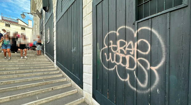 Venezia, allarme graffiti e scarabocchi in tutta la città: dal ponte di Rialto all'Arsenale. Scoppia la polemica: arte di strada o imbrattamento?