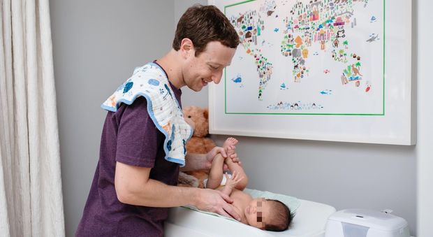 Mark Zuckerberg cambia il pannolino alla figlia Max: la foto arriva a due milioni di 'Mi piace'