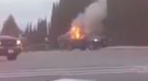 California, auto in fiamme carica di bombole di gas sfonda ingresso base militare di Travis
