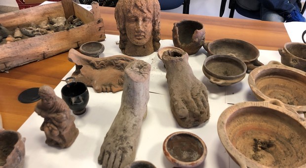 Civitavecchia, trovati venti reperti archeologici in casa di un collezionista: denunciato per ricettazione