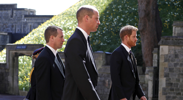 William e Harry cercano la pace, incontro privato dopo l'inaugurazione della statua a Lady Diana