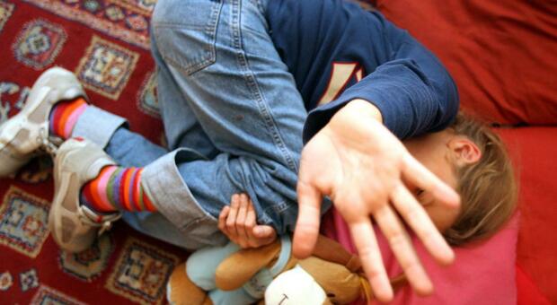 Abusi sessuali su minori, ai domiciliari educatore scolastico di Tivoli