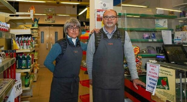 Supermercato chiude dopo 15 anni di attività: «Nessuno vuole comprarlo, lavorare ogni sabato e domenica è difficile»