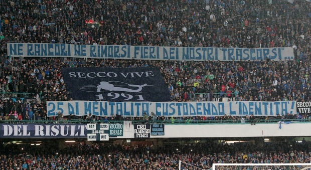 Napoli, lo striscione al San Paolo: «Grazie alla squadra. De Laurentiis investa di più e renda felice questa gente»