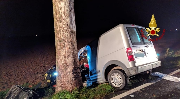 Sbanda e finisce contro un albero col furgone: grave una 19enne