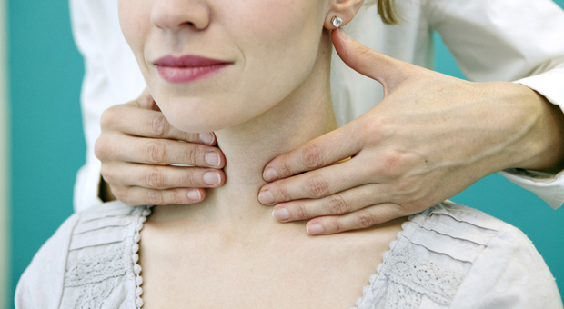 Tiroide, sintomi spia e cure su misura: quando la ghiandola è in altalena