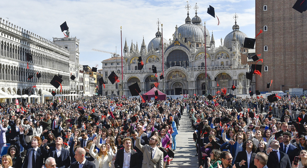 Venezia, è il giorno delle lauree in piazza San Marco: 727 studenti della Ca' Foscari lanciano il tocco