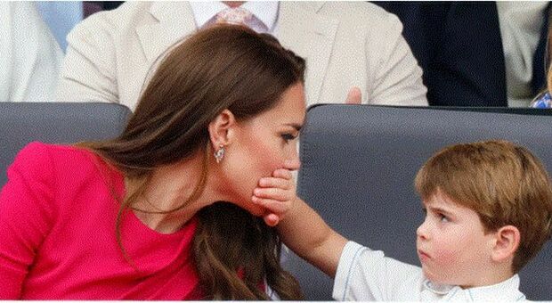 Kate Middleton mamma, le (particolari) regole in casa con George, Charlotte e Louis: così calma capricci e urla