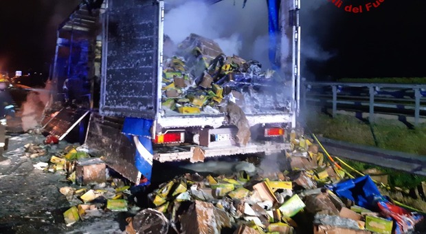 Camion a fuoco in autostrada