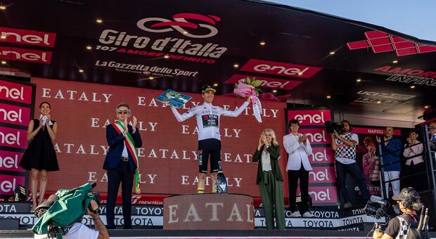 Il vincitore della tappa del Giro d'Italia a Napoli