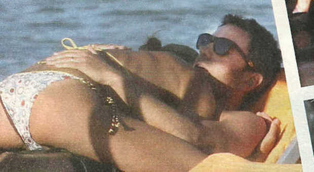Martina Colombari e Billy Costacurta, passione hot in spiaggia e prima accenni di cellulite