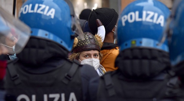 Il movimento IoApro in piazza a Roma, sit-in non autorizzato: oltre 50 identificati