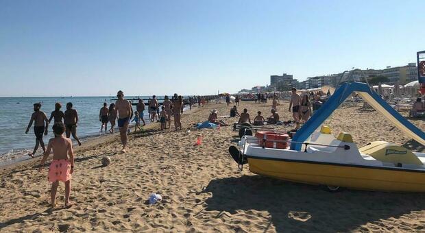 Tragedia in spiaggia a Jesolo, si tuffa in acqua per un bagno refrigerante poi il malore improvviso: morto 55enne. Forse una congestione