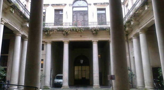 Il cortile di Palazzo Trissino, ingresso principale del Comune