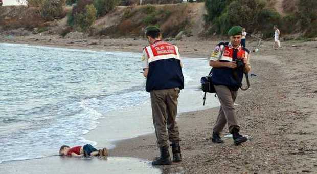 Migranti, orrore per bambino siriano affogato in spiaggia