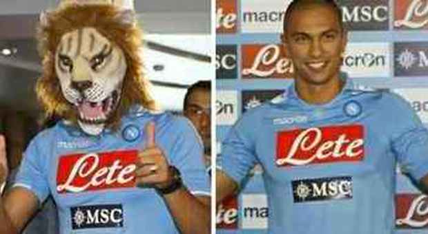 Mercato, mossa di De Laurentiis/Foto-Video Inler si presenta con la maschera da leone Il giocatore azzurro: «Vinceremo tutto»