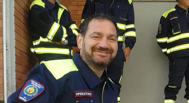 Volontario di 49 anni muore per spegnere un incendio: la tragedia sotto gli occhi di un collega
