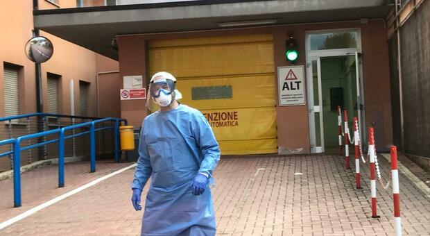 Coronavirus, morto dopo una notte in ambulanza: la Polizia all'ospedale
