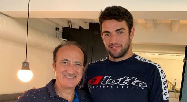 Il tennista Matteo Berrettini assieme al presidente della Lotto Sport Italia, Andrea Tomat