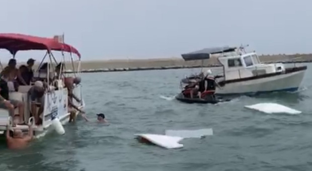 Il salvataggio delle cinque persone dopo l'affondamento della barca FOTO URBINI