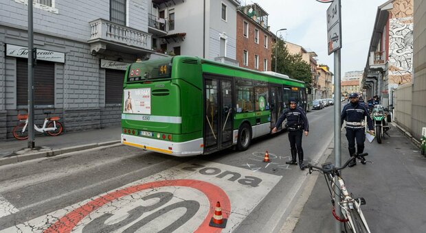 Investito da un bus di linea a Milano: morto un ragazzo di 25 anni. Stava attraversando sulle strisce