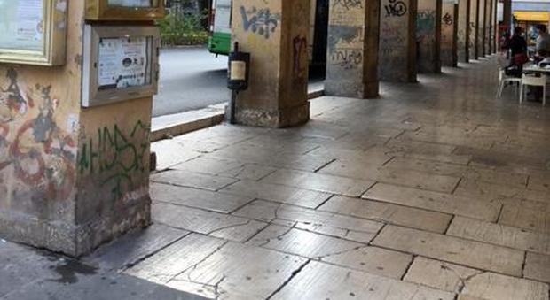 Cade nei portici di piazza Cavour Taglio alla testa, portata in ospedale