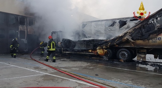 Camion in fiamme, squadra di 12 pompieri per evitare esplosioni