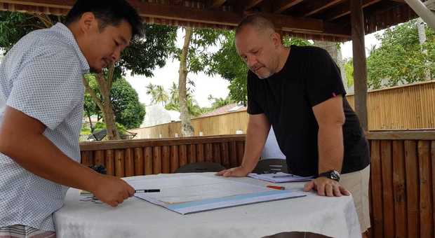 Andrea Gurniero con l'architetto filippino del resort