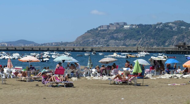 Napoli, spiagge chiuse nei weekend: c'è l'ordinanza anti-assembramenti di de Magistris